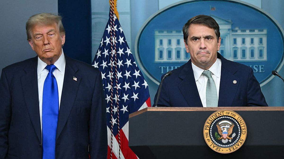 El presidente Donald Trump (izq.) y el fiscal general adjunto Todd Blanche, participan en una conferencia de prensa el 27 de junio de 2026, en Washington.