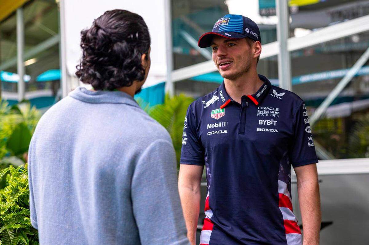 El piloto de Red Bull Racing, Max Verstappen, conversa con el actor estadounidense Danny Ramírez a las afueras del Red Bull Team Village durante el Gran Premio de Fórmula Uno de Miami, en el Autódromo Internacional de Miami, el viernes 3 de mayo de 2024.