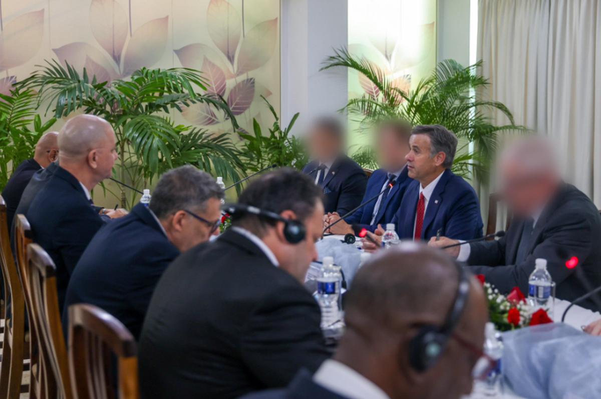 En esta imagen difundida por la CIA el jueves, el director de la agencia, John Ratcliffe (derecha), encabeza la delegación estadounidense en su reunión de alto nivel con funcionarios del gobierno cubano.