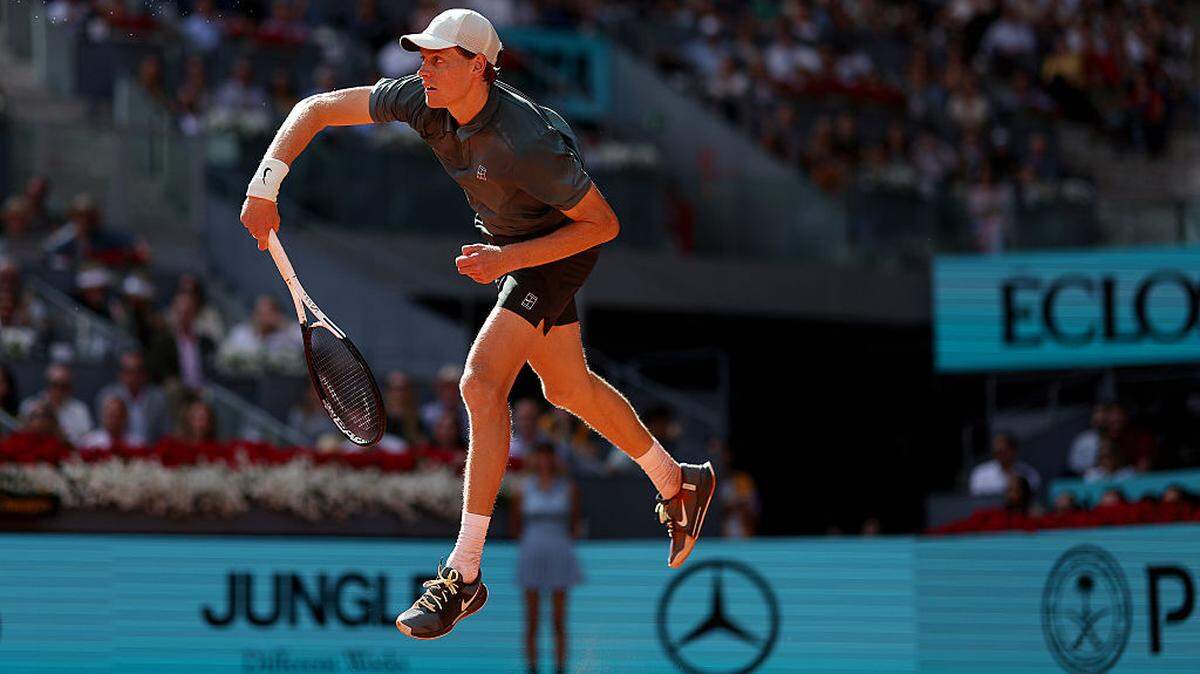 El número uno del mundo Jannik Sinner ganó este domingo su primer Masters 1000 de Madrid tras imponerse en la final al alemán Alexander Zverev con parciales de 6-1 y 6-2.