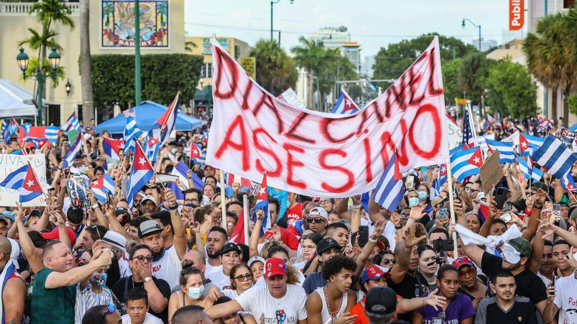 Una pancarta de “Díaz Canel asesino” preside una marcha en Calle Ocho frente al Versailles el 14 de julio.