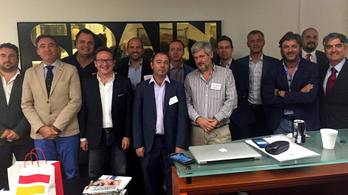 Fotografía cedida de representantes de las diez empresas españolas junto con directivos de la Agencia de Promoción Exterior de Andalucía (sur de España), durante una visita a Miami en busca de clientes, socios tecnológicos e inversores para proyectos y negocios que van desde una base de datos de operarios a una óptica online. 