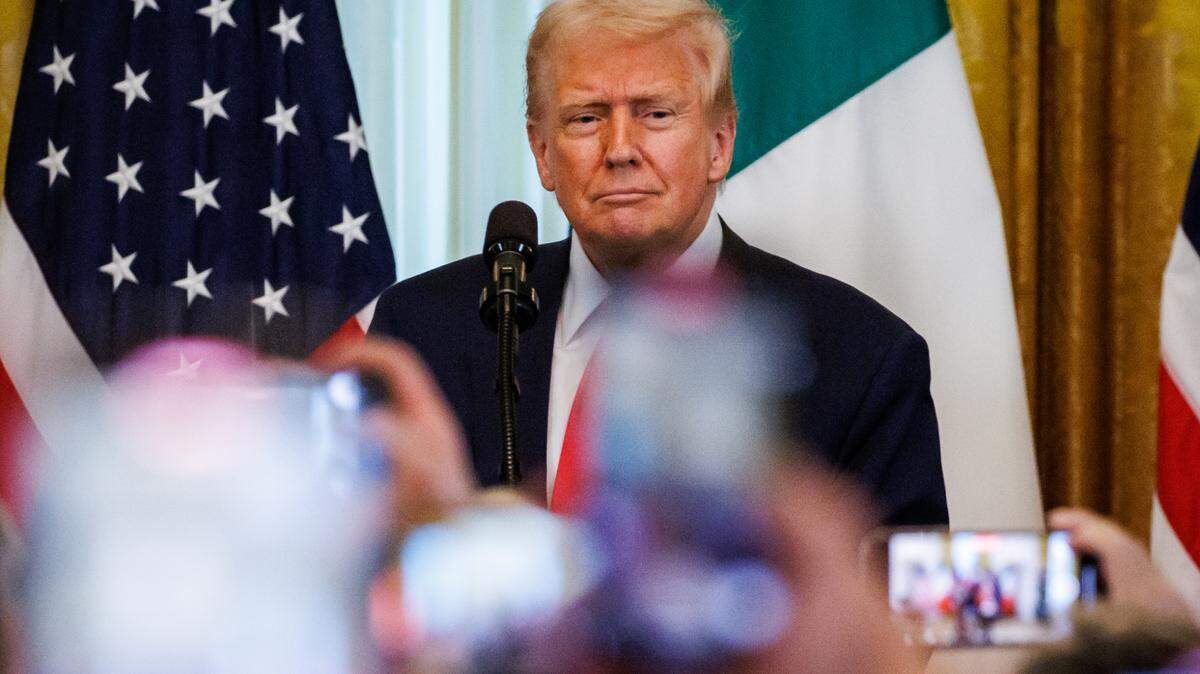El presidente Donald Trump llega a una recepción por el Día de San Patricio en la Sala Este de la Casa Blanca en Washington, D.C., el 12 de marzo de 2025.