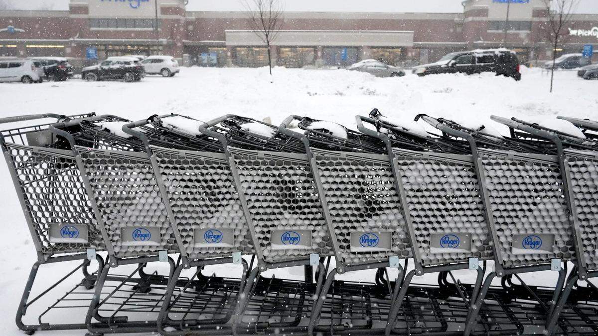 Kroger en Blue Ash ha sido un lugar muy concurrido en los últimos días debido a la tormenta de nieve del lunes 6 de enero de 2025. La región ya tiene varios centímetros de nieve y se espera que caiga más, según el servicio meteorológico.