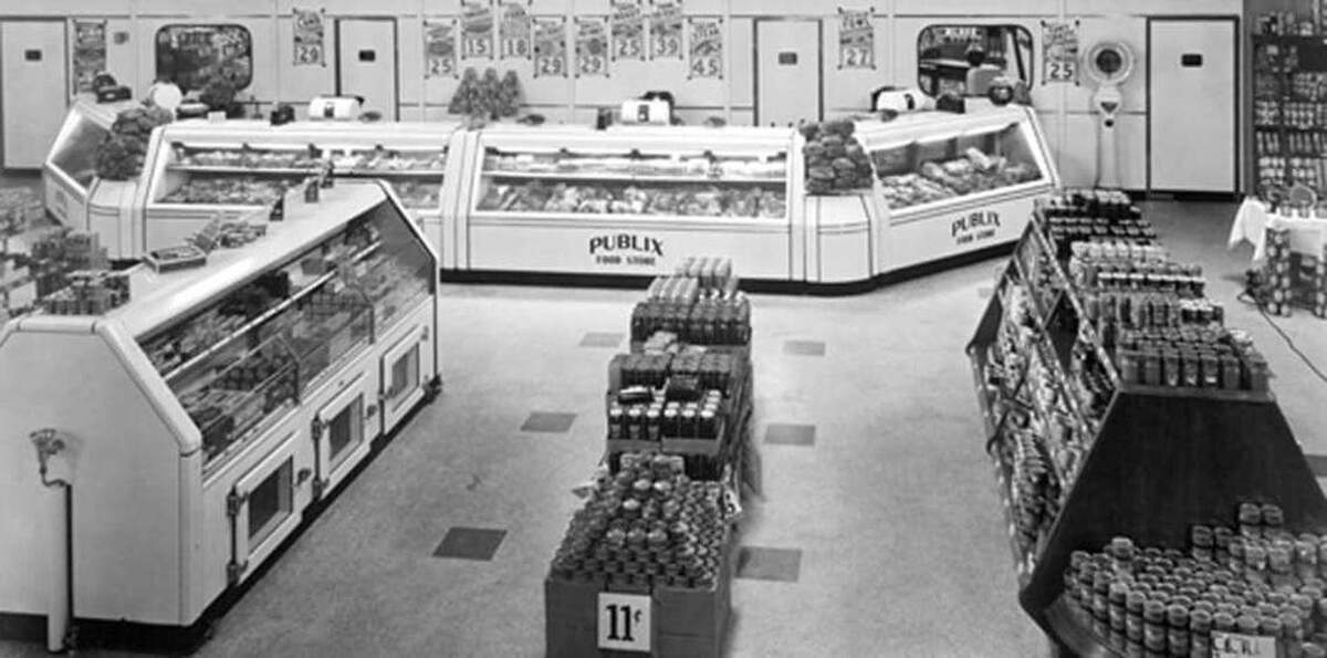 La primera báscula de Publix —ubicada al fondo, a la derecha— en un supermercado Publix de Winter Haven, Florida, alrededor de 1930.