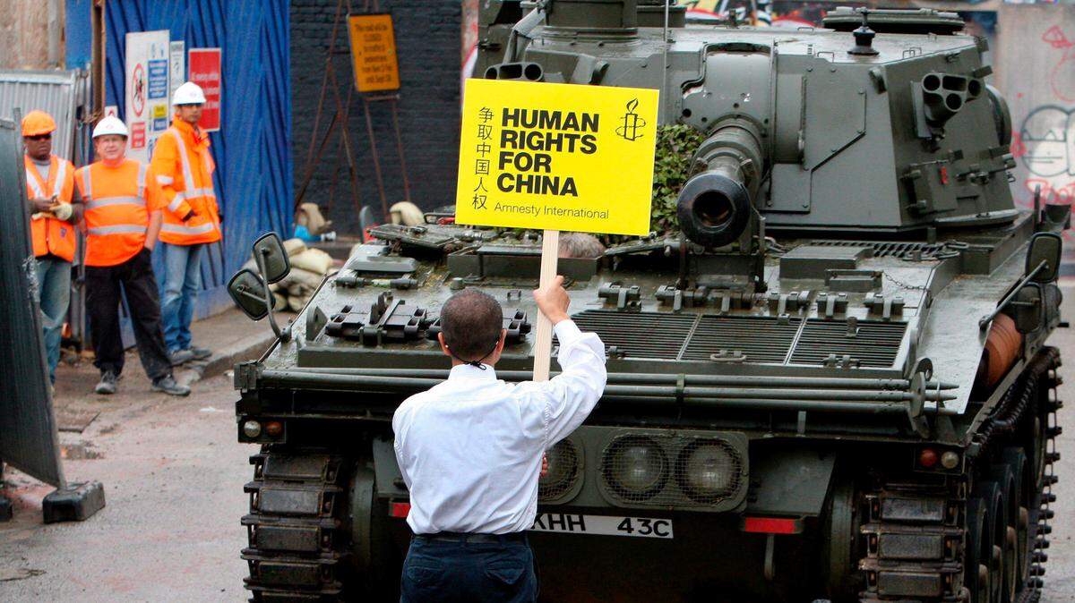 Shao Jiang, superviviente de los enfrentamientos de la plaza de Tiananmen de Pekín, se coloca delante de un tanque en Londres (Inglaterra), el 3 de junio de 2008. Jiang, con la ayuda de Amnistía Internacional, ha recreado la famosa imagen del 'hombre del tanque', el manifestante que se enfrentó solo a los tanques chinos en la plaza el 4 de junio de 1989.