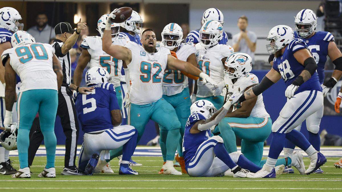 El defensive tackle de los Dolphins de Miami Zach Sieler reacciona tras recuperar el ovoide en una jugada contra los Colts, en el partido de la NFL celebrado el 20 de octubre de 2024 en Indianápolis, Indiana.