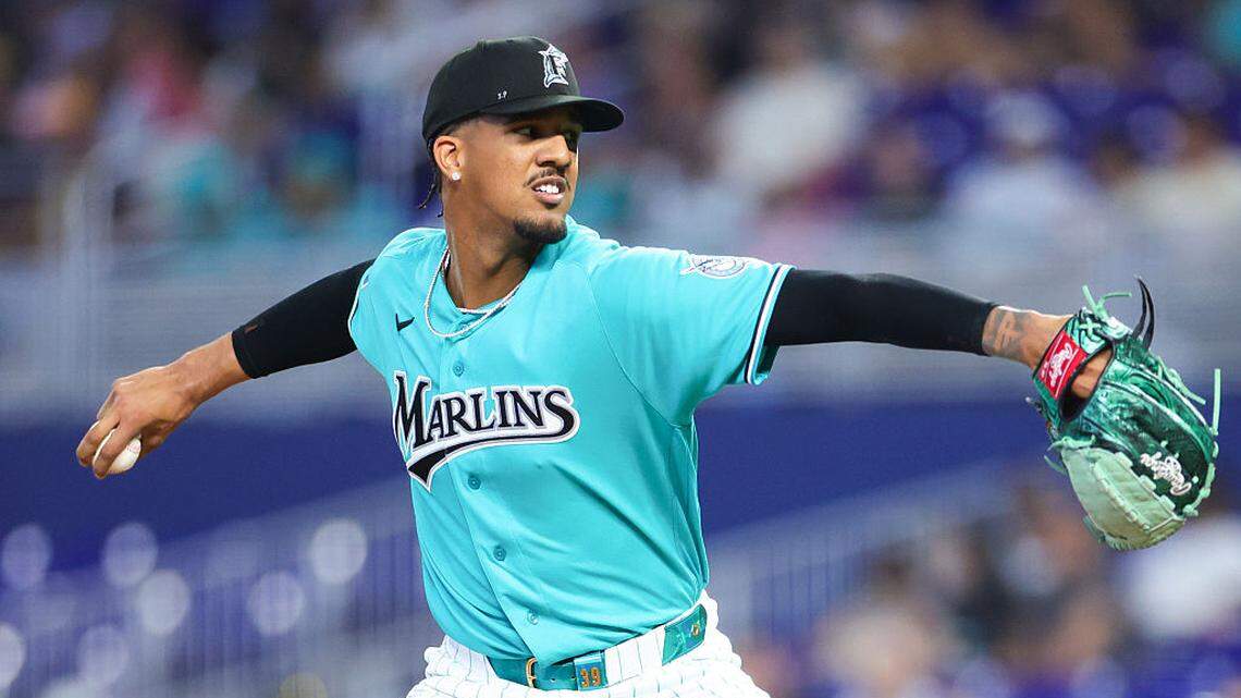 El abridor de los Marlins Eury Pérez lanza en el primer inning del partido ante los Cerveceros de Milwaukee, celebrado el 19 de abril de 2026 en Miami.