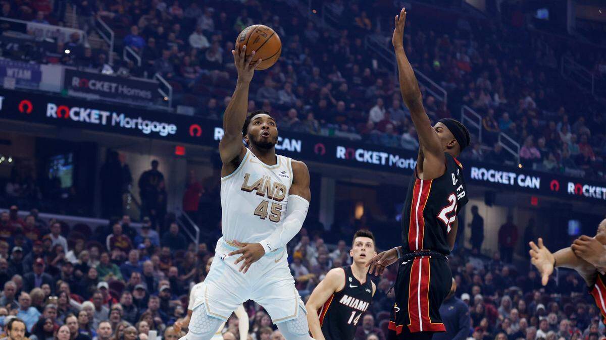El jugador de los Cavaliers Donovan Mitchell (izq.) entra al aro ante la marca de Jimmy Butler, del Heat de Miami, en el partido celebrado el 31 de enero de 2023 en Cleveland.