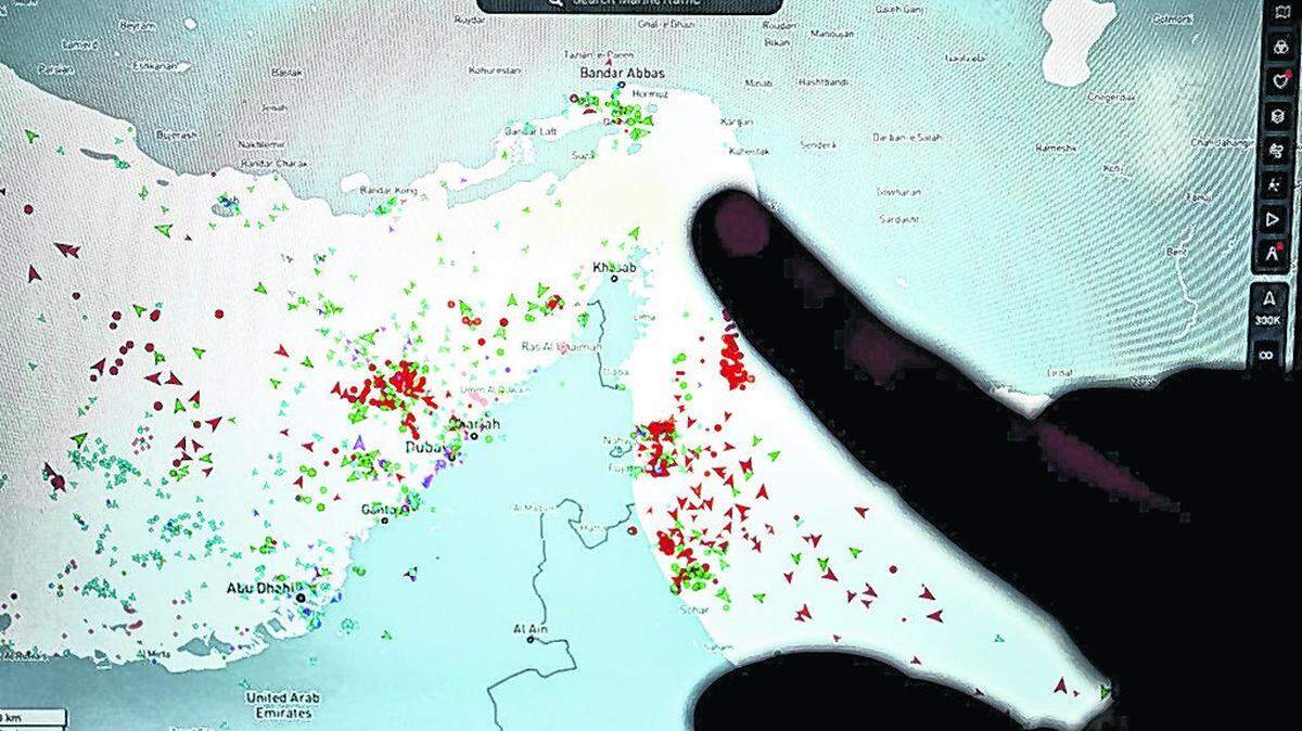 Una persona señala una página del sitio web MarineTraffic que muestra el tráfico de embarcaciones comerciales en el borde del estrecho de Ormuz, cerca de la costa iraní, en París, el 4 de marzo de 2026.