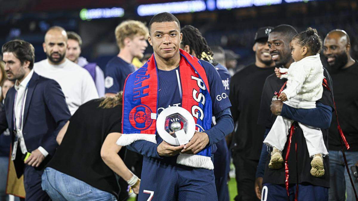  El presidente de LaLiga, Javier Tebas, adelantó, durante su presencia en Buenos Aires para un evento deportivo, que el delantero francés Kylian Mbappé firmó como jugador del Real Madrid por las próximas cinco temporadas.