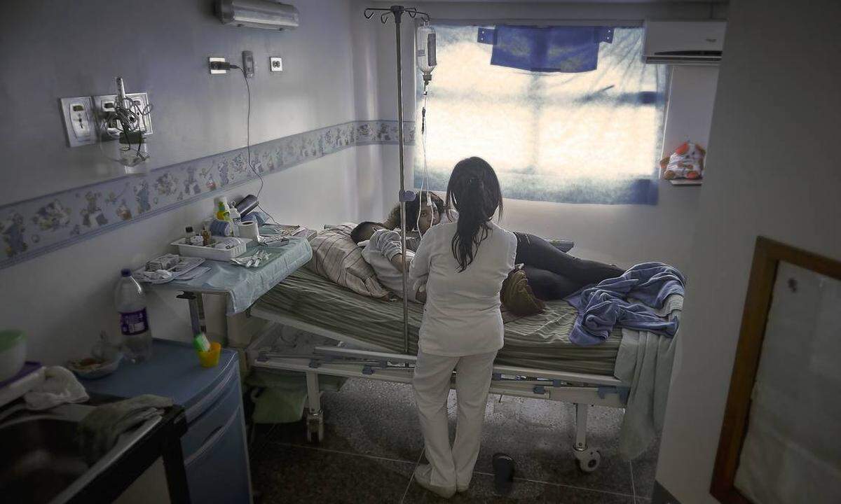 Jeandel Silva, de 13 años, se somete a un doloroso tratamiento en la sala de Nefrología de un hospital de Caracas.