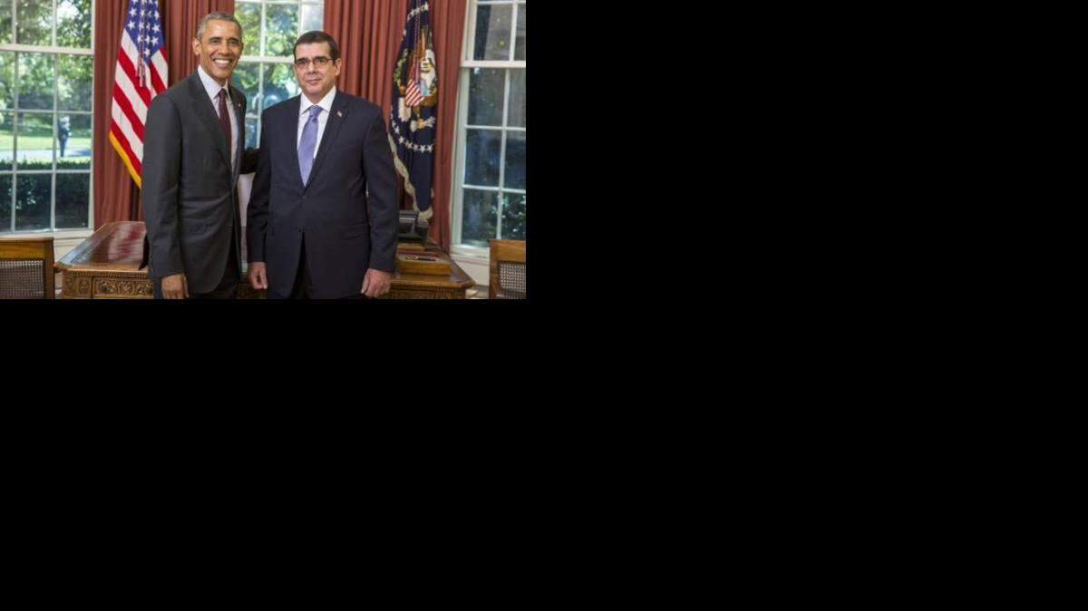 El presidente de EEUU, Barack Obama, con el embajador de Cuba, José Ramón Cabañas, el jueves en la Casa Blanca. Obama recibió las credenciales de Cabañas, convirtiéndose este en el primer embajador cubano en Washington en 54 años. 