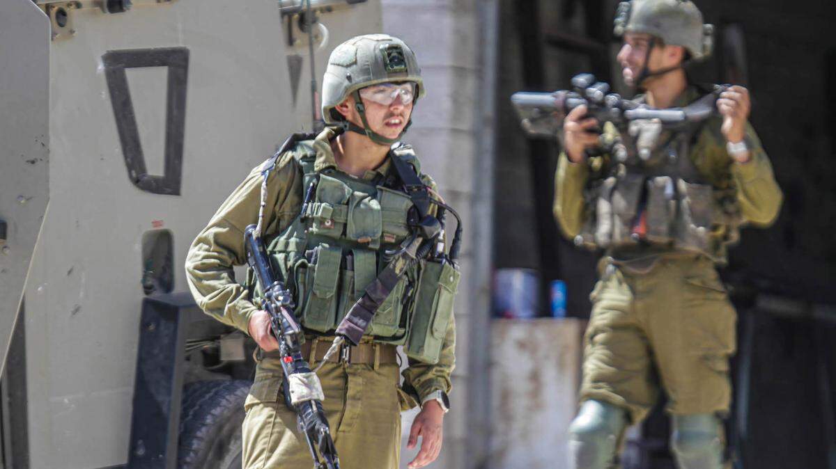 Soldados israelíes vigilan una casa en donde vive un sospechoso de realizar un ataque armado, el 2 de agosto de 2023, en Cisjordania.