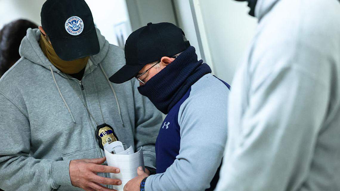 Hombre afgano que ayudó al ejército de EEUU muere bajo custodia de ICE