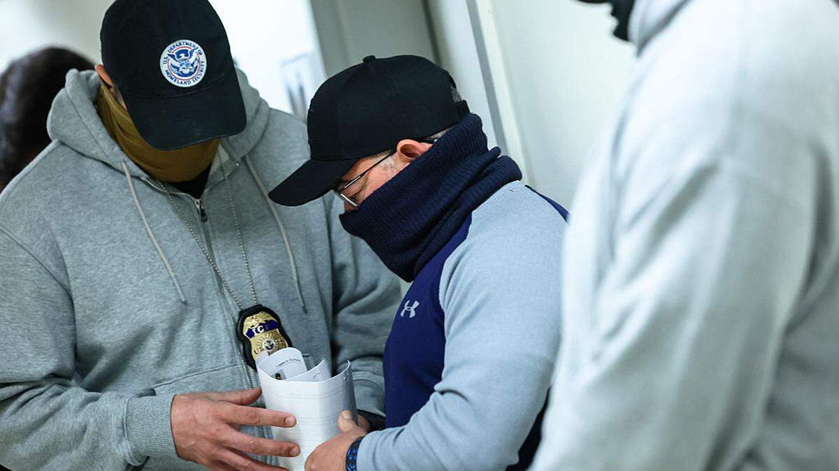 Agentes de la Policía de Inmigración (ICE) patrullan la entrada de un tribunal del Edificio Federal Jacob K. Javits en la ciudad de Nueva York, el 4 de marzo de 2026. Un hombre afgano que trabajó con el ejército de EEUU murió en un hospital de Dallas horas después de ser detenido por ICE, anuncio la agencia el lunes, 16 de marzo de 2026.