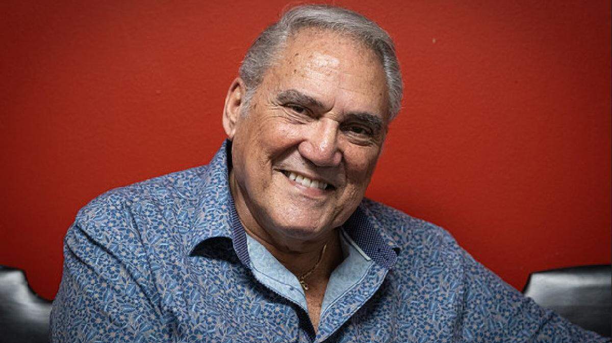  Según el fotógrafo que hizo este retrato, el cronista gráfico de la escena de Miami Julio de la Nuez, si una palabra pudiese describir a Mario Ernesto Sánchez, esa sería “consagración, su consagración al teatro. 