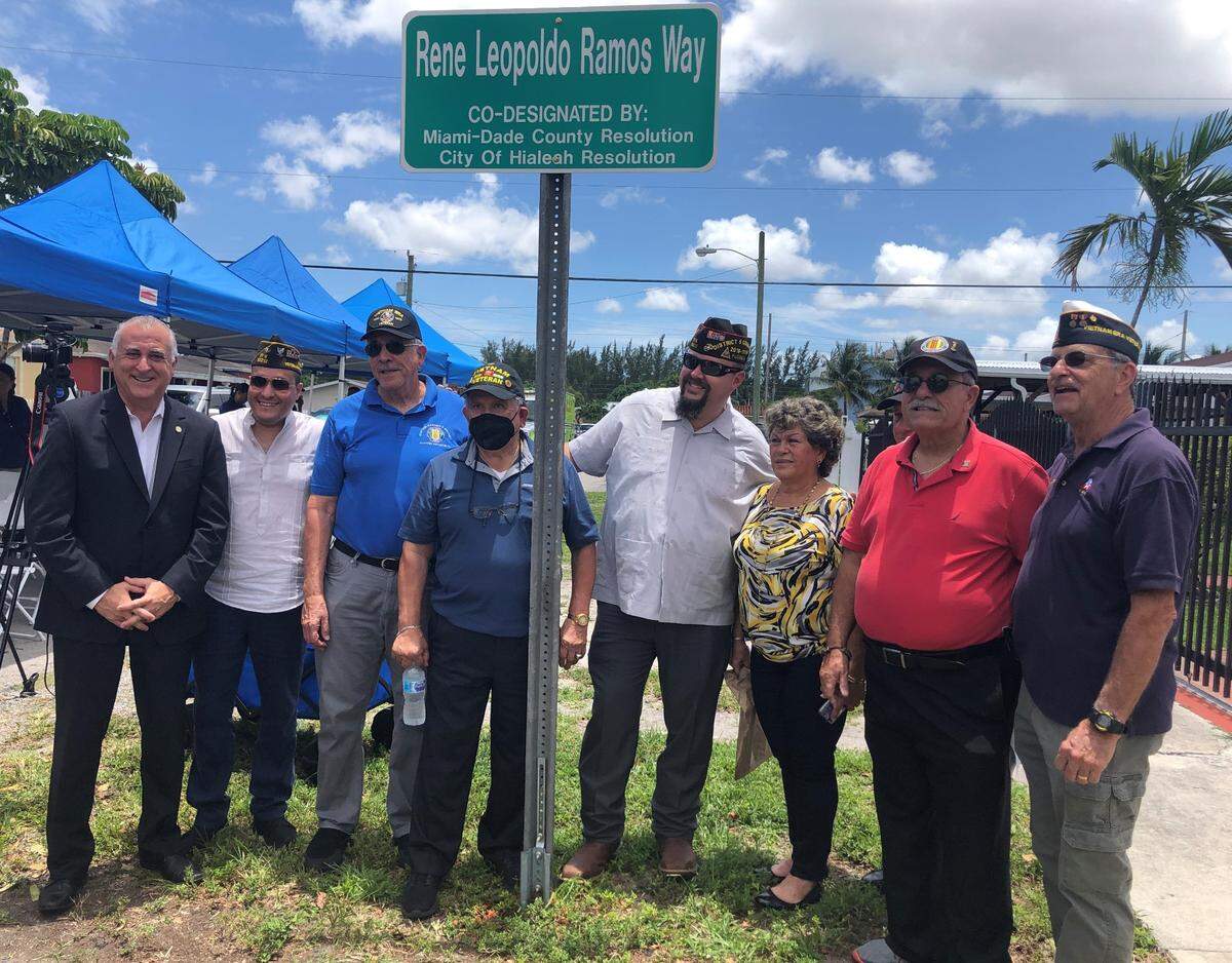 El alcalde de Hialeah, Esteban Bovo Jr. junto a veteranos de guerra, Edrys Leyva, Jesús Castro, Luis Lalama, Ozzy Pérez, la viuda de René Leopoldo Ramos, Margarita Valdés, Jorge Montes y Francisco Penela. Mayo 24, 2022