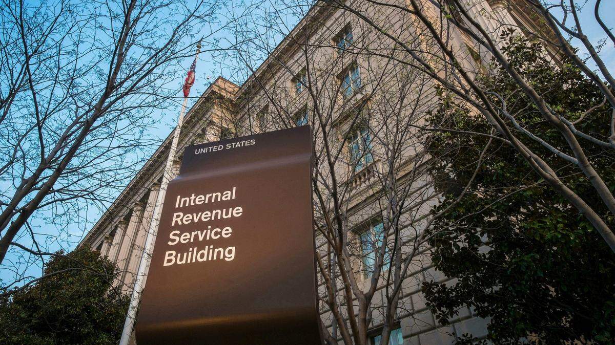 El Servicio de Rentas Internas (IRS) aconseja a los contribuyentes revisar las rentenciones en los cheques de pago, para ver si cumplen con la cantidad que le corresponde después de la reforma tributaria.