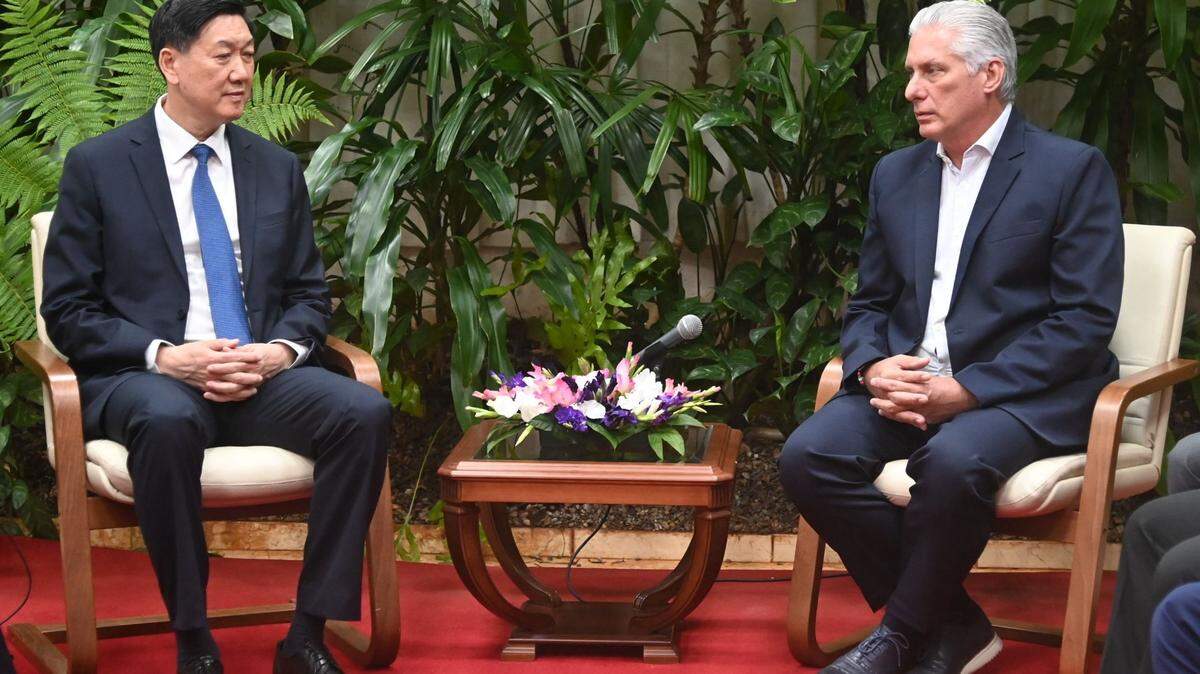 El gobernante cubano Miguel Díaz-Canel recibió el lunes 2 de junio en el Palacio de la Revolución en La Habana, Cuba, al presidente del Comité Olímpico de China, Gao Zhidan.