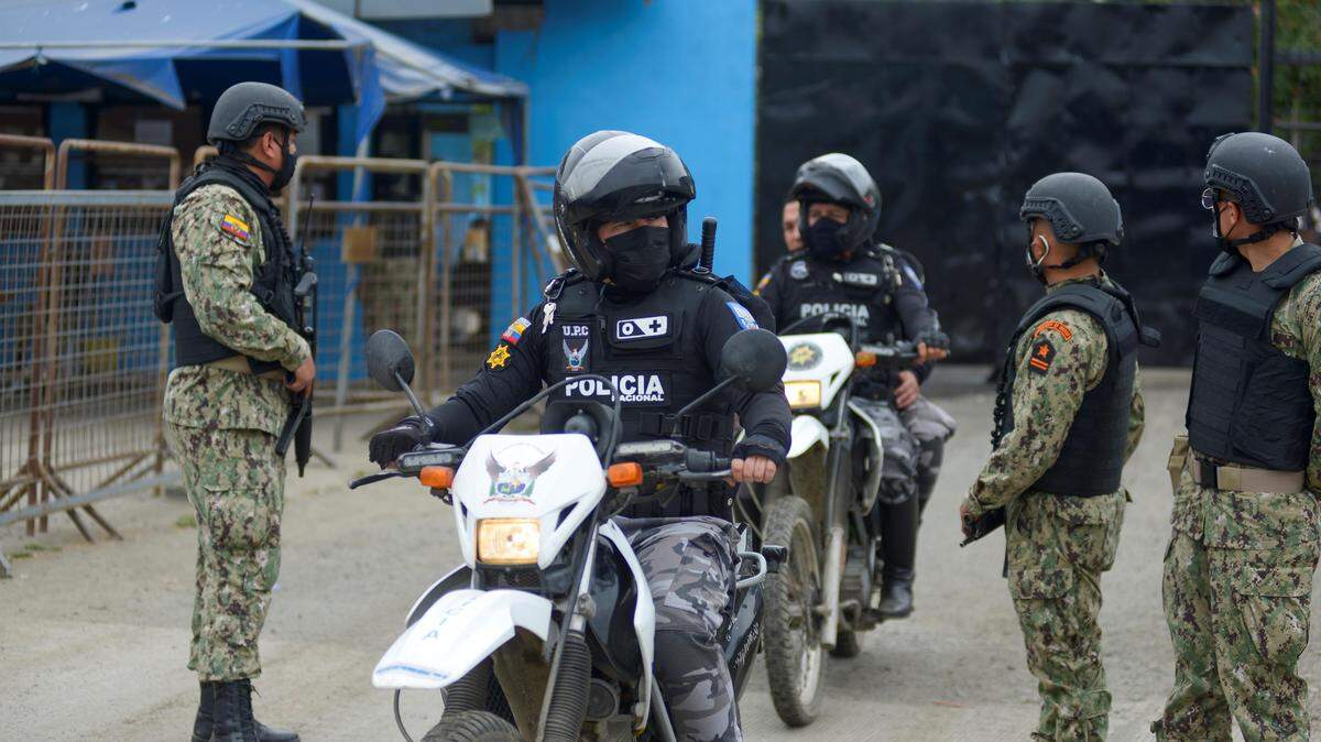Foto de archivo del 13 de noviembre de 2021 que muestra a agentes policiales y militares durante un motín en una cárcel de Guayaquil, Ecuador. Al menos 119 reos fallecieron en este motín.