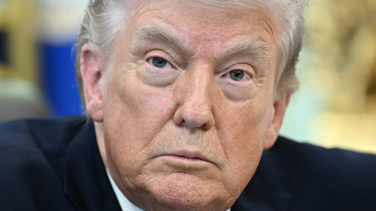 El presidente de Estados Unidos, Donald Trump, observa tras firmar una orden ejecutiva en la Oficina Oval de la Casa Blanca en Washington, DC, el 31 de marzo de 2026.