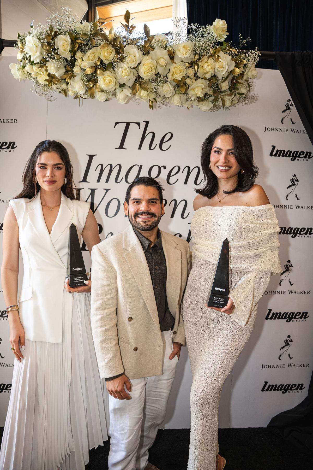 Nadia Ferreira, primera finalista de Miss Universo 2021; David Alejandro Rendón, director de la Revista Imagen Miami; y Andrea Meza, Miss Universo 2020. Las reinas de belleza recibieron el premio Mujer Imagen, durante el evento The Imagen Women’s Brunch: Gold Label Reserve Edition en el restaurante Seaspice, junto al río Miami.
