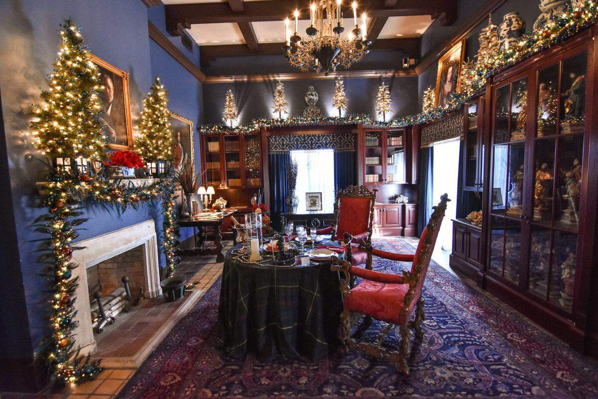 La decoración navideña histórica se exhibe todos los días hasta el 6 de enero, de 10 a.m. a 4 p.m., y transforma cada habitación de estas casas históricas.