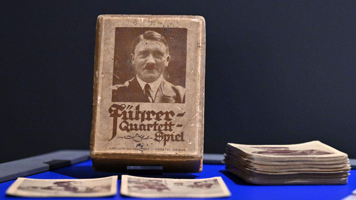 Foto de archivo del 16 de mayo de 2023 de un juego de cartas con la cara de Adolfo Hitler, que forma parte del Museo de Juegos de Carta en Altenburg, Alemania.
