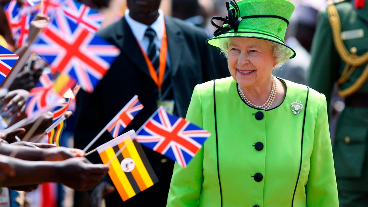 ARCHIVO - La reina Isabel II de Gran Bretaña pasa frente al personal y los pacientes en el Centro de VIH Mildmay en Kampala, Uganda, el 22 de noviembre de 2007.
