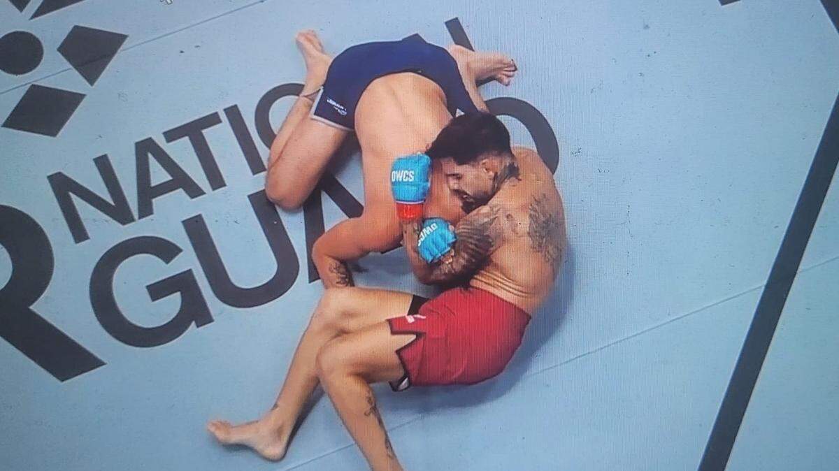 En una pelea emocionante, Alberto Montes (der.) se impuso con una llave anaconda a Carlos Calderón y recibió elogios del propio presidente de la UFC, Dana White.