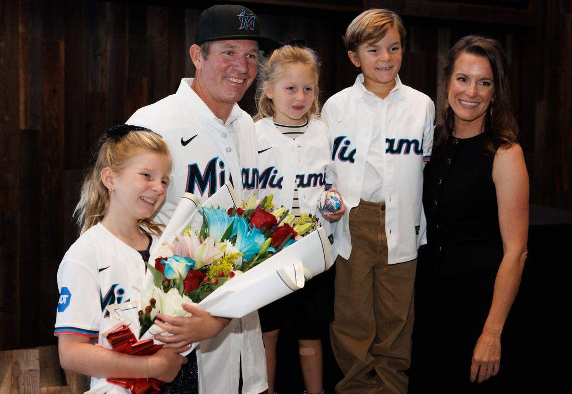 Clayton McCullough posa con su esposa Jill y sus tres hijos en la ceremonia de presentación como nuevo manager de los Marlins, celebrada el 18 de noviembre de 2024 en el loanDepot Park en Miami, Florida.