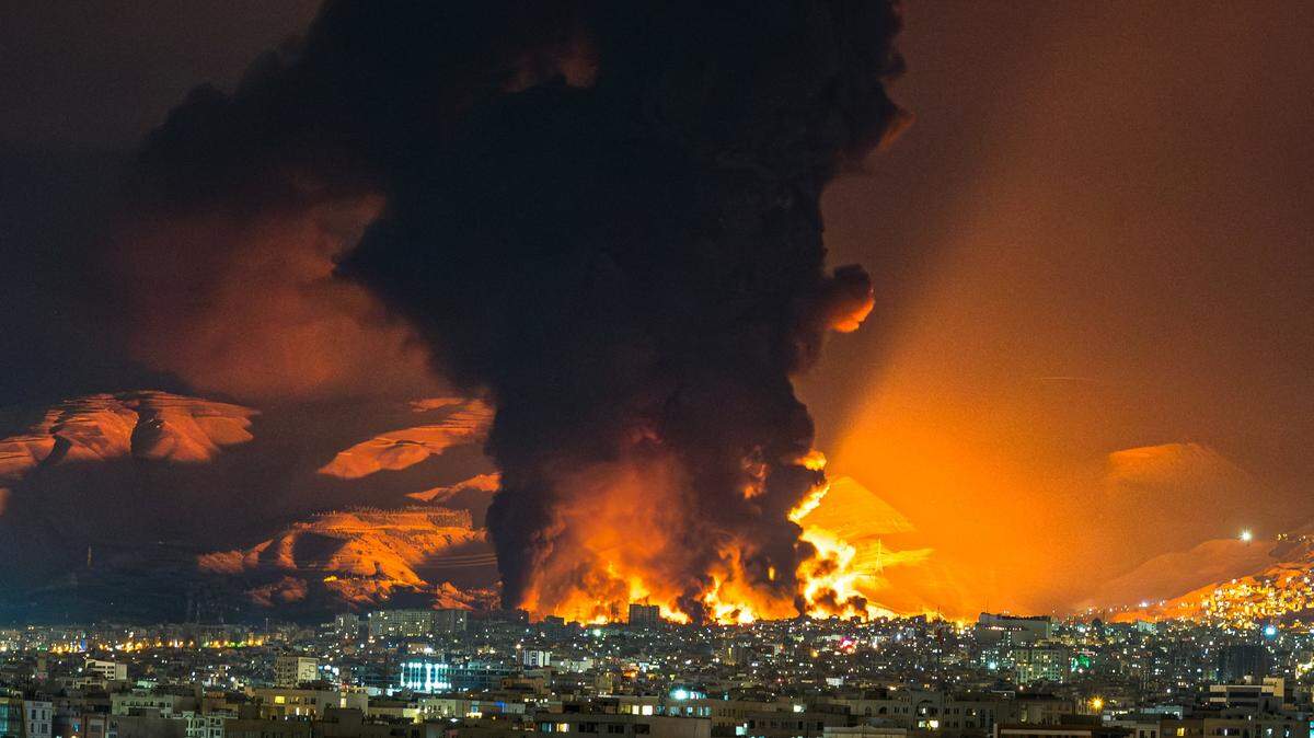 ARCHIVO. Una columna de humo y llamas se eleva en el lugar de los bombardeos contra un depósito de petróleo en Teherán el 7 de marzo de 2026.