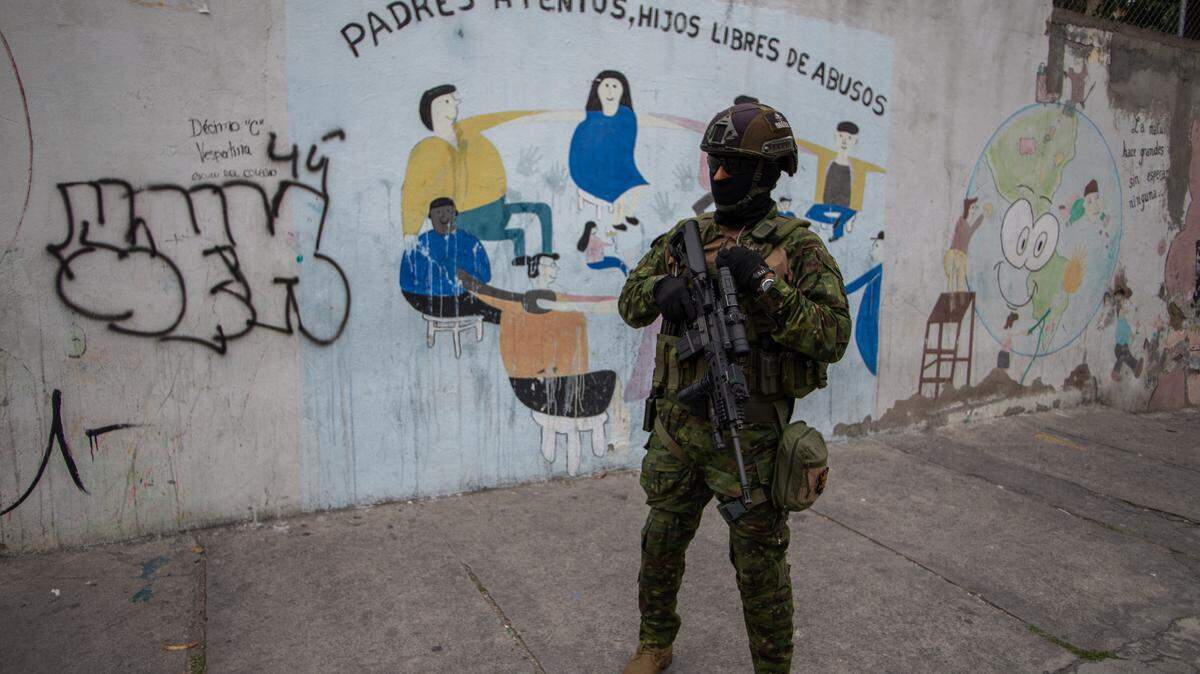 Un soldado de las fuerzas élites de Ecuador vigila una calle de Quito, el jueves 11 de enero de 2024.