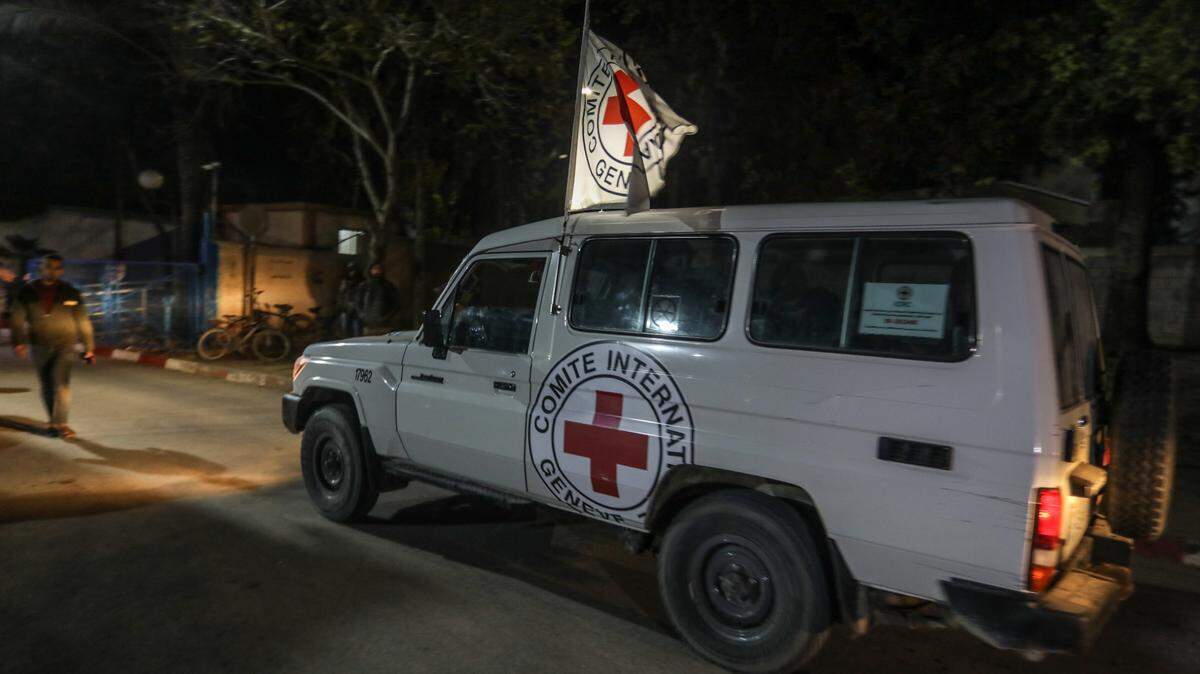 Una ambulancia de la Cruz Roja participa en la liberación de rehenes entre Israel y Hamás, el 26 de febrero de 2025, en Gaza.