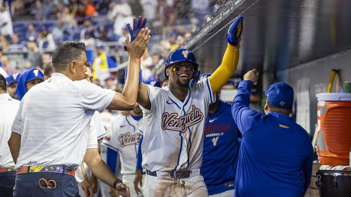 El jardinero de Venezuela Ronald Acuña Jr.  celebra tras anotar una carrera ante Países Bajos, en el partido del Clásico Mundial de Béisbol efectuado el 6 de marzo de 2026 en Miami.
