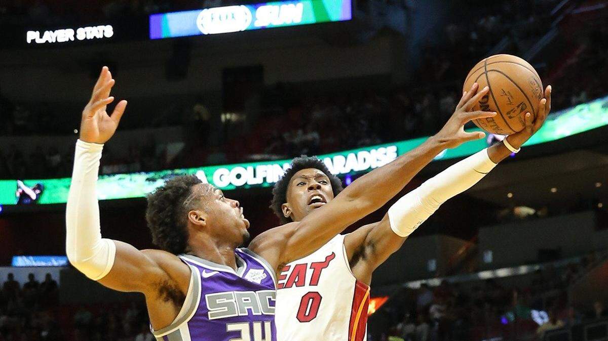 El jugador del Heat Josh Richardson lucha por la pelota con Buddy Hield, de los Kings, en el primer cuarto del partido celebrado el 29 de octubre de 2018 en Miami.