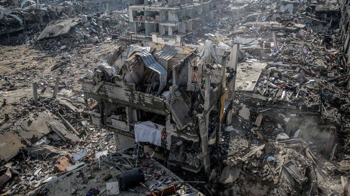 Vista de la destrucción causada por los bombardeos israelíes del vecindario de Sheikh Radwan en Ciudad Gaza, el lunes 15 de enero de 2024.
