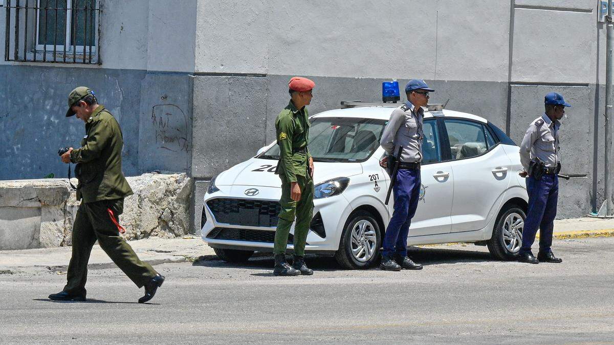 Foto de archivo de agentes de la policía cubana vigilando una calle de La Habana el 11 de julio de 2023, en el segundo aniversario de las protestas antigubernamentales del 11J.