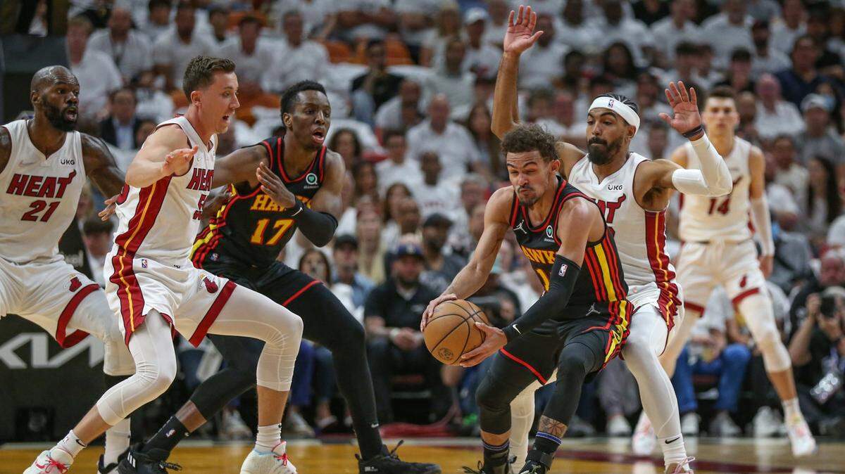 La estrella de los Hawks de Atlanta Trae Young (11) es marcado por Gabe Vincent (der.) del Heat, en el segundo partido del playoffs celebrado el 19 de abril de 2022 en Miami.