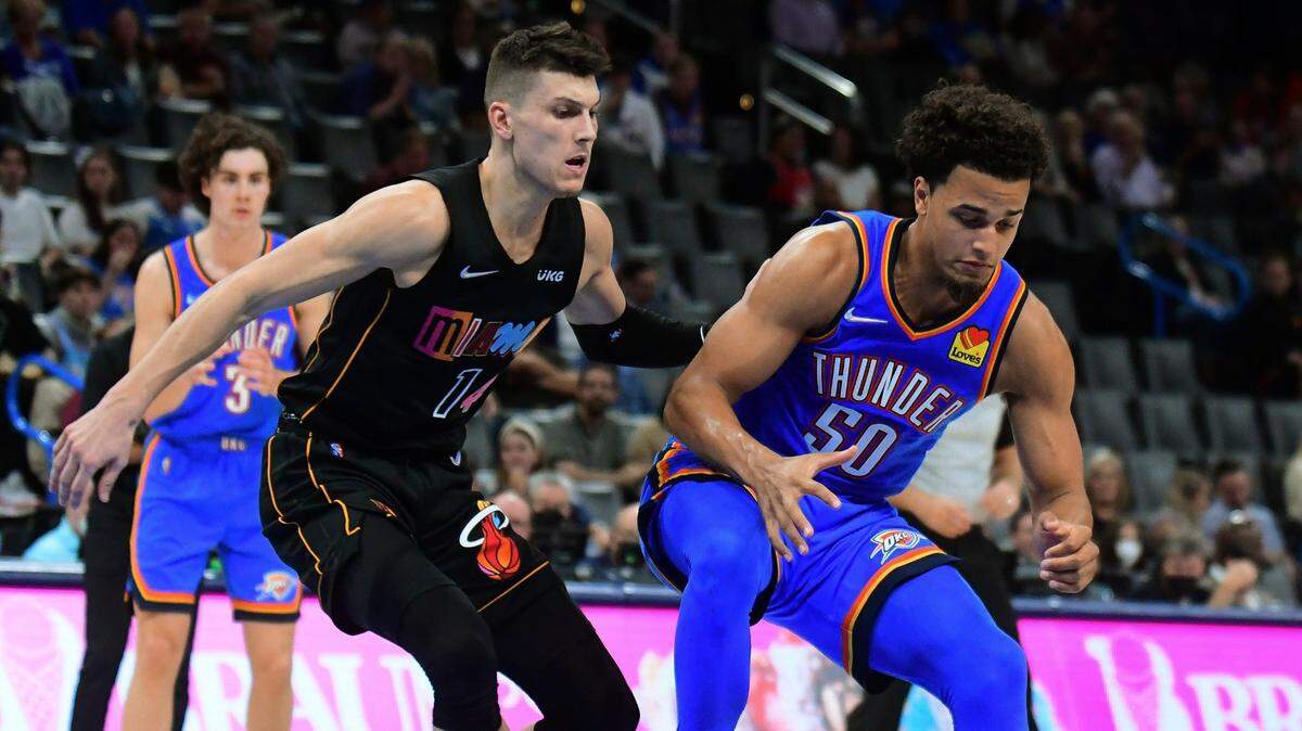 El jugador del Thunder de Oklahoma City Jeremiah Robinson-Earl (der.) pierde la pelota ante la marca de Tyler Herro, en el partido celebrado el 15 de noviembre de 2021 en Oklahoma City.