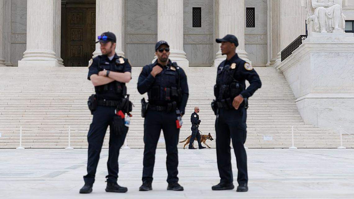 Agentes de la Policía de la Corte Suprema de Estados Unidos montan guardia frente a la Corte Suprema en Washington, DC, el miércoles 29 de abril de 2026.