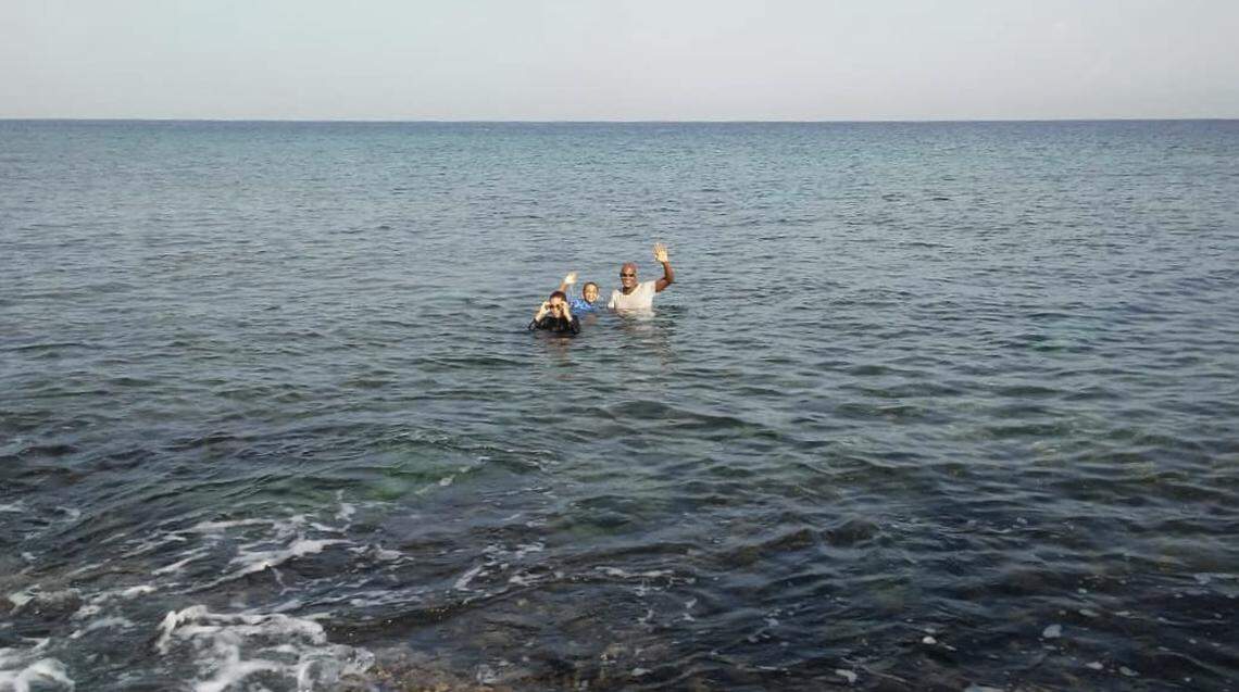 La imagen, donde se puede observar a José Camilo junto a su padre y hermano, captura la última vez que el niño pudo darse un chapuzón en el mar antes de ser diagnosticado con leucemia.