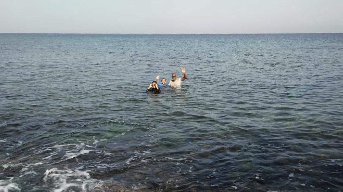 La imagen, donde se puede observar a José Camilo junto a su padre y hermano, captura la última vez que el niño pudo darse un chapuzón en el mar antes de ser diagnosticado con leucemia.