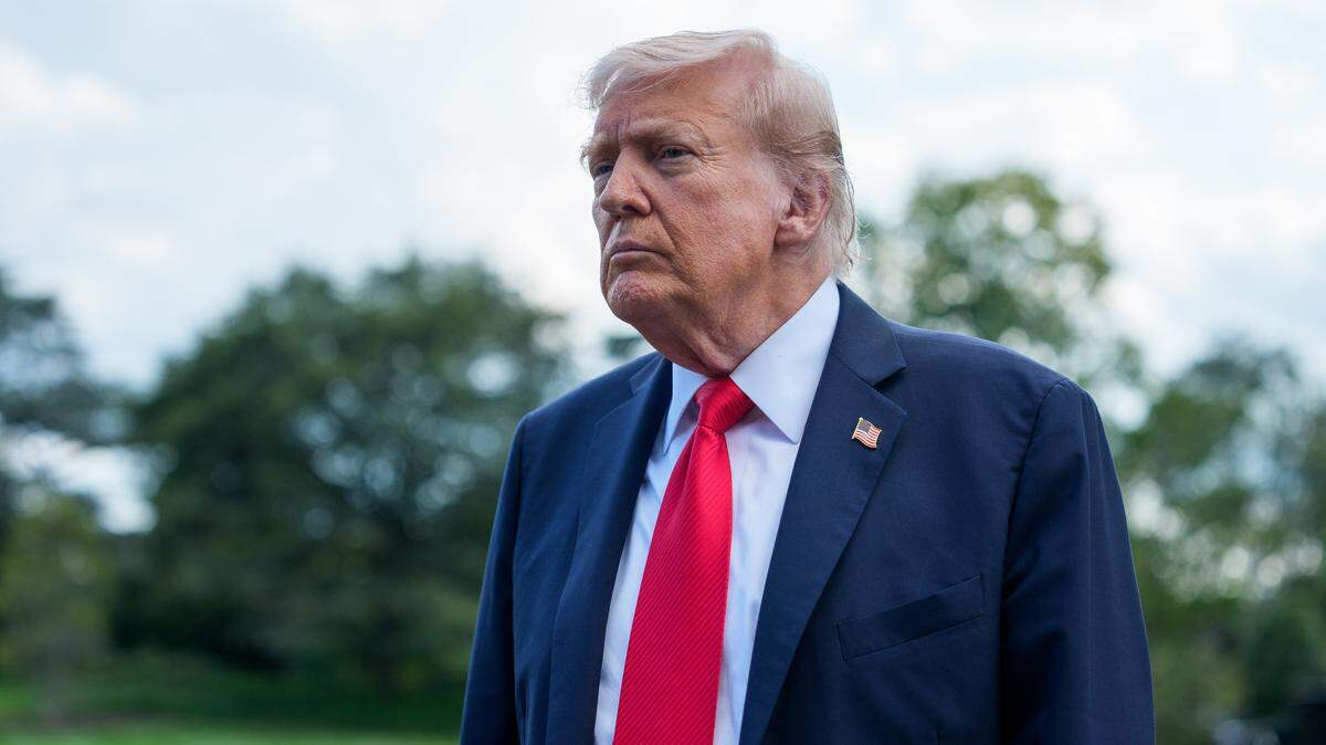 El presidente Donald J. Trump ofrece declaraciones mientras sale de la Casa Blanca en Washington, DC, el jueves 11 de septiembre de 2025.