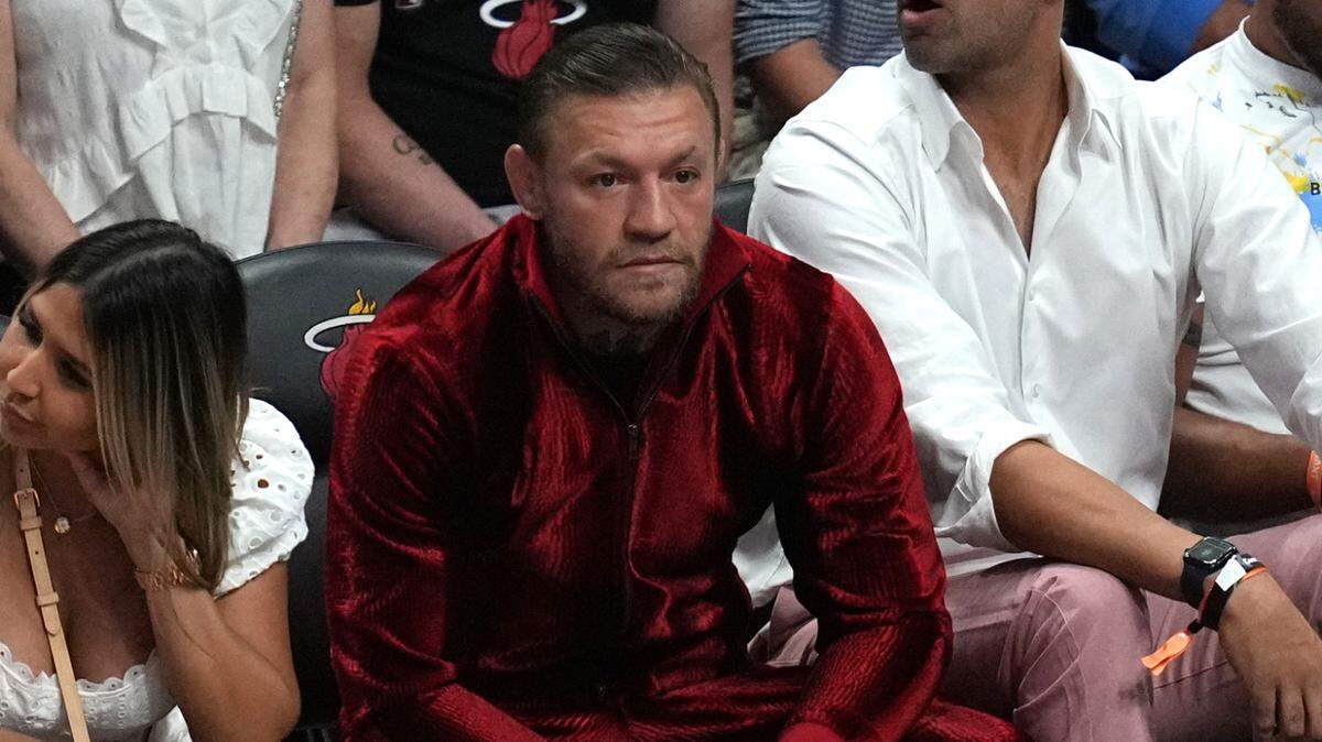 9 de junio de 2023; Miami, Florida, Estados Unidos; El boxeador irlandés Conor McGregor observa el juego de las Finales de la NBA de 2023 entre el Miami Heat y los Denver Nuggets en el Kaseya Center.
