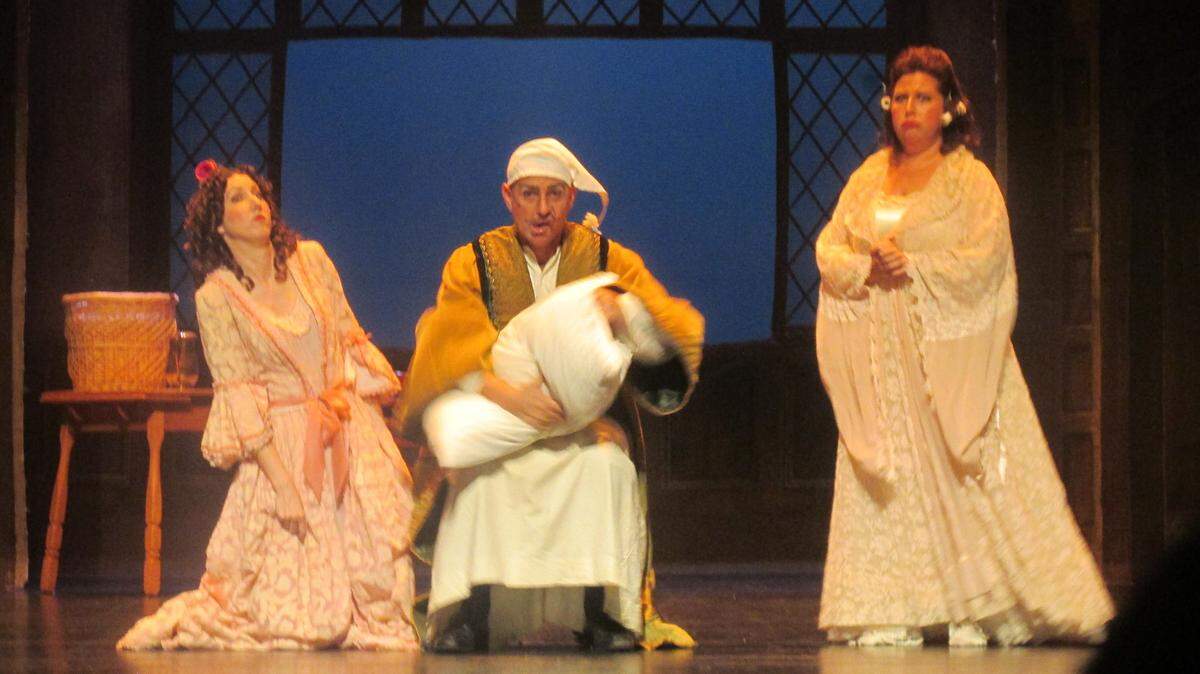 Elizabeth DiFronzo, Stefanos Koroneos y Gina Galati en una divertida escena de ‘La Cenerentola’, el domingo en el SMDCAC