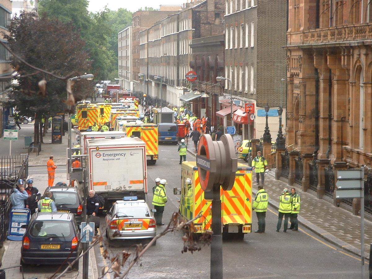 Ambulancias en Russell Square, Londres, después de los atentados del 7 de julio de 2005.