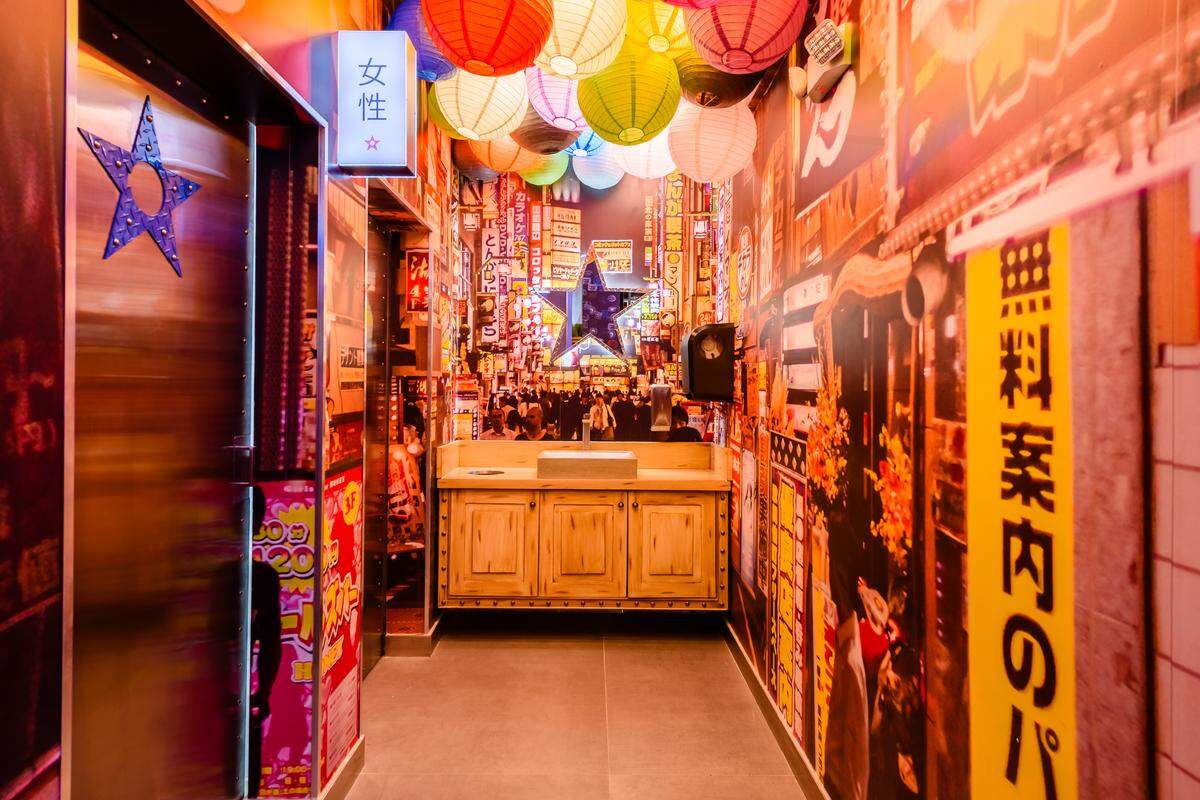 Tokyo Alley, el corredor hacia los baños en Nacionsushi, está diseñado para evocar un callejón japonés. 