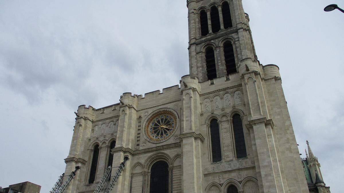 Fachada de la catedral de Saint-Denis en obras de reconstrucción de su torre norte.